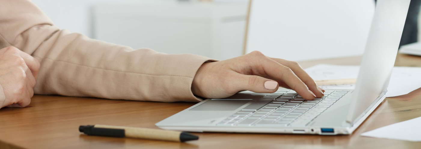 typing on the computer PJT3E78